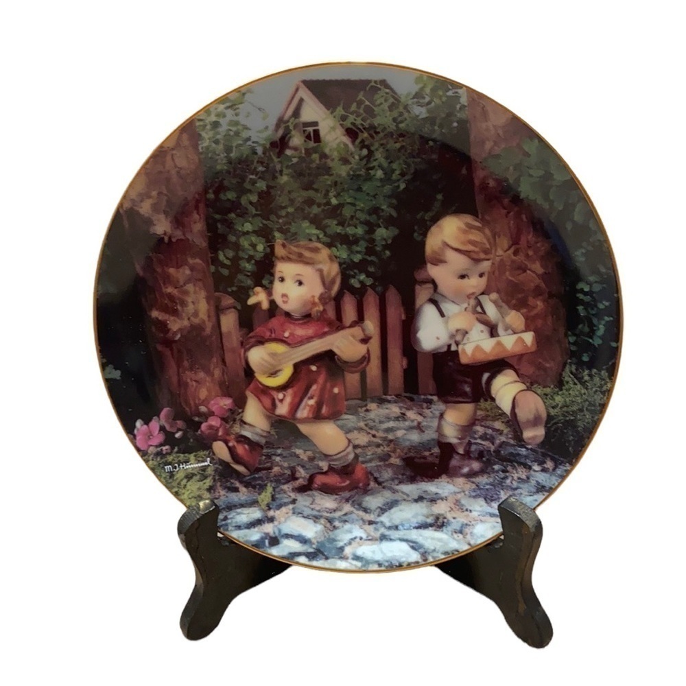 Hummel Danbury Mint Little Companions Plate “Private Parade” Collection